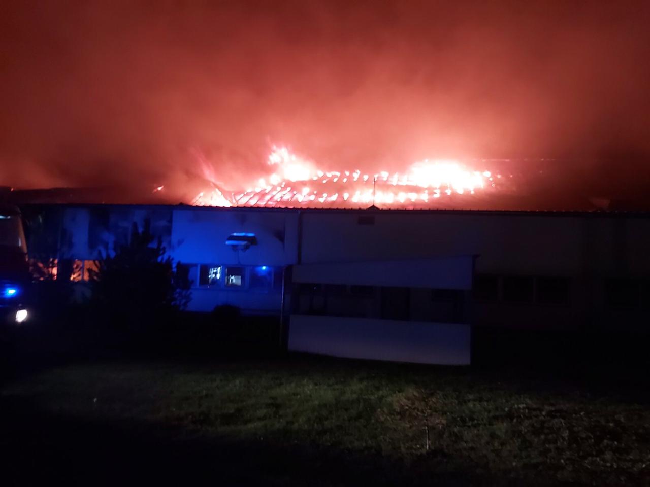 Велика пожежа у Мукачеві на території відомої фабрики: вогонь гасять 127 людей Велика пожежа у Мукачеві на території відомої фабрики: вогонь гасять 127 людей