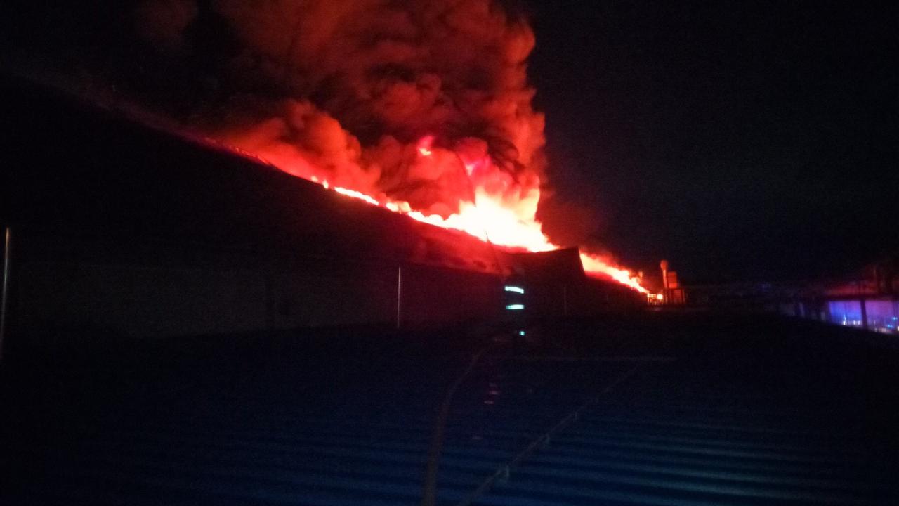 З’явились фото із пожежі на лижній фабриці в Мукачеві З’явились фото із пожежі на лижній фабриці в Мукачеві