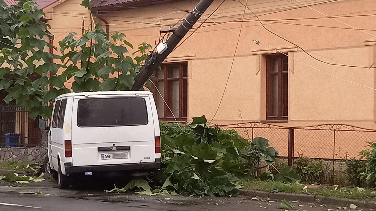 У Мукачеві мікроавтобус в’їхав у електричний стовп У Мукачеві мікроавтобус в’їхав у електричний стовп