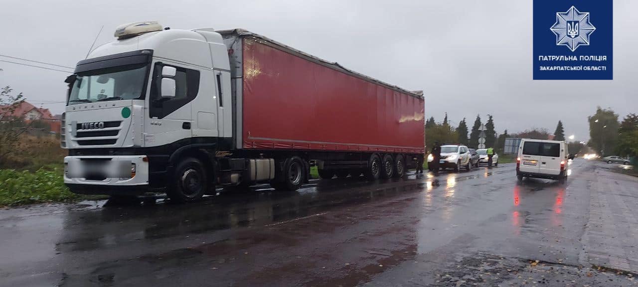 На виїзді із Мукачева зупинили фуру, в якій було вкрадене перед цим майно На виїзді із Мукачева зупинили фуру, в якій було вкрадене перед цим майно