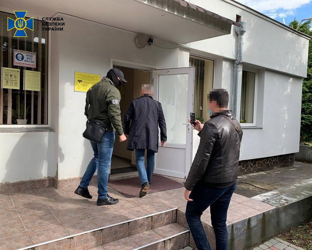 Закарпатська чиновниця брала гроші за "прискорену" видачу закордонних паспортів Закарпатська чиновниця брала гроші за "прискорену" видачу закордонних паспортів