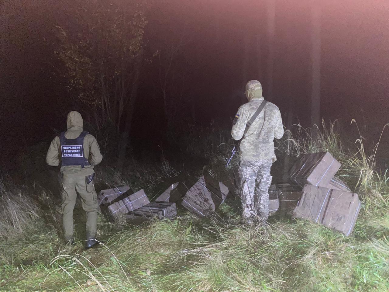 Контрабандисти намагались перемістити через кордон 6 тисяч пачок сигарет Контрабандисти намагались перемістити через кордон 6 тисяч пачок сигарет