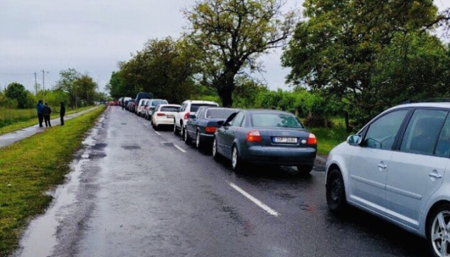 Сотні автівок застрягли на кордоні Сотні автівок застрягли на кордоні