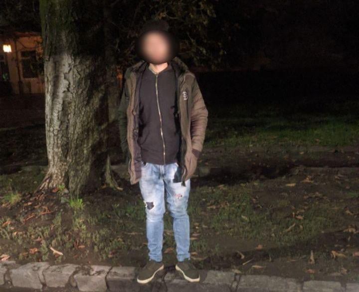 У двох перехожих поліцейські виявили речовини, зовні схожі на наркотичні У двох перехожих поліцейські виявили речовини, зовні схожі на наркотичні