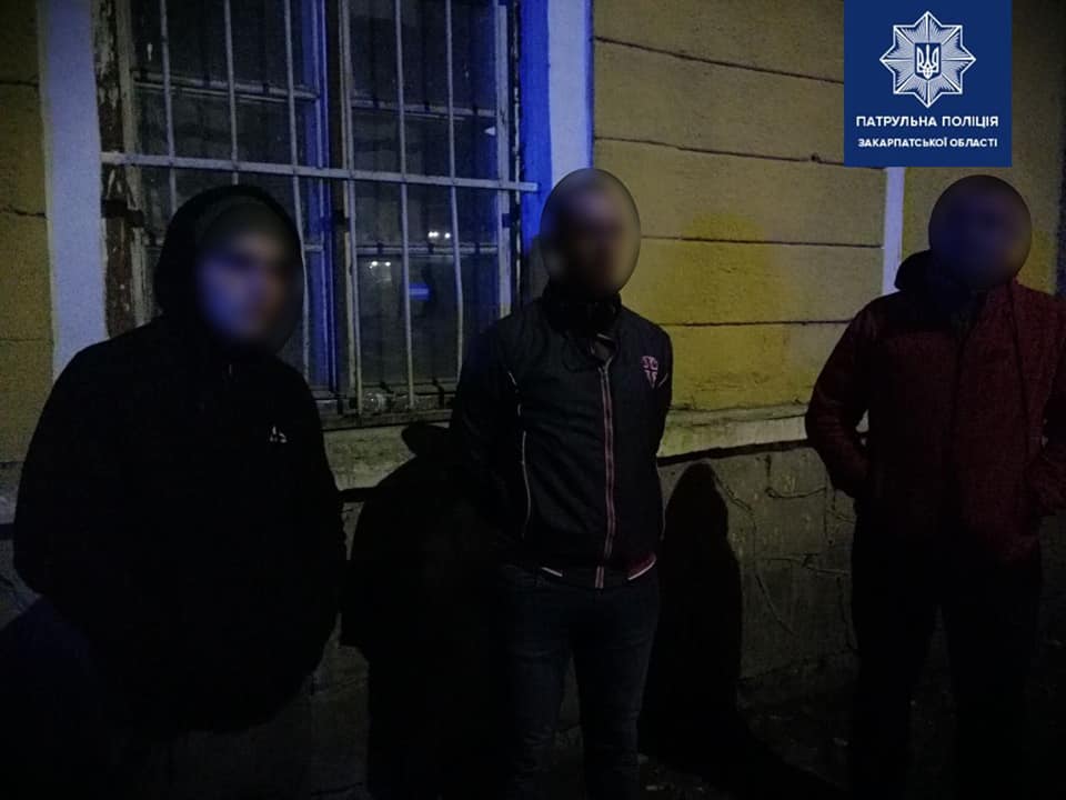 В Ужгороді невідомі чіплялись до перехожих і погрожували ножем В Ужгороді невідомі чіплялись до перехожих і погрожували ножем
