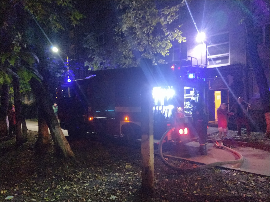 ФОТО: Перший кабельний В Ужгороді горіла квартира, мешканців під’їзду евакуювали