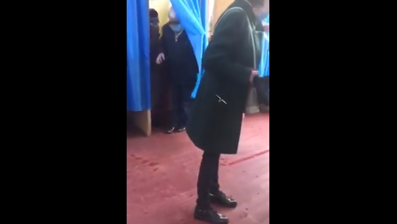 Очевидці зняли на відео порушення на одній із виборчих дільниць Очевидці зняли на відео порушення на одній із виборчих дільниць