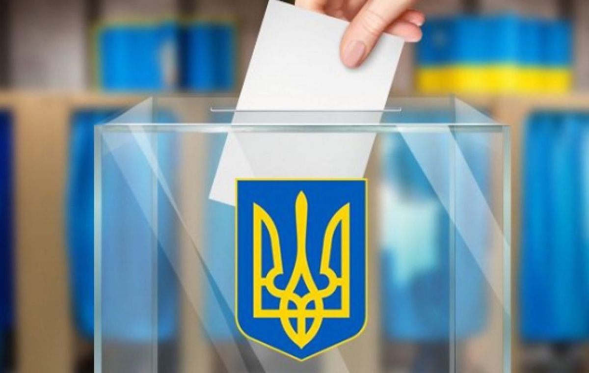 На Закарпатті деякі виборці голосують у черзі до кабінки На Закарпатті деякі виборці голосують у черзі до кабінки