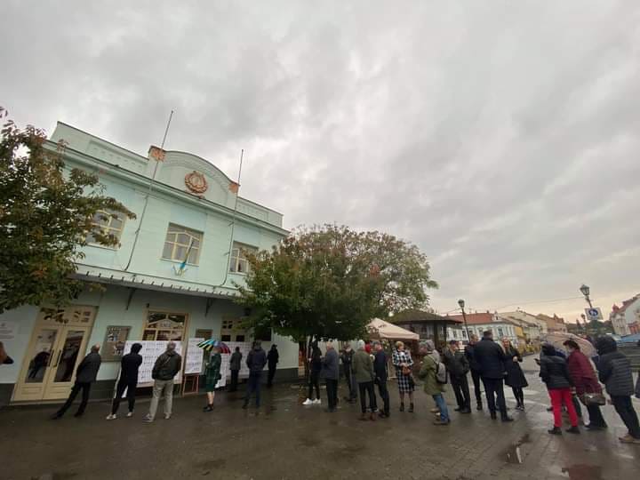 Люди стоять понад годину: в Ужгороді перед однією з дільниць утворилась значна черга Люди стоять понад годину: в Ужгороді перед однією з дільниць утворилась значна черга