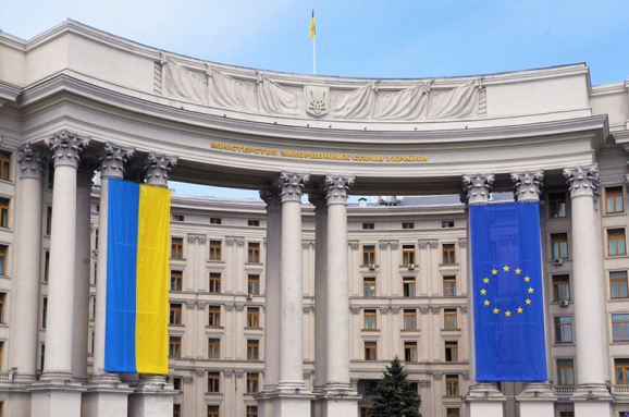 МЗС обіцяє "жорстку реакцію" на втручання Угорщини у вибори МЗС обіцяє "жорстку реакцію" на втручання Угорщини у вибори