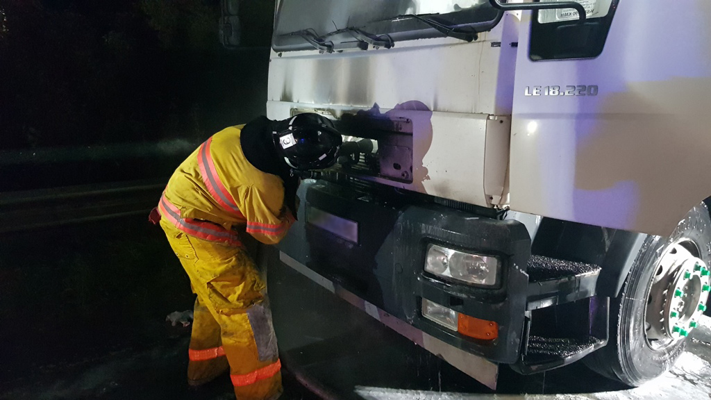 Саме їхав із Мукачева: на трасі із вантажівкою водія трапилось лихо Саме їхав із Мукачева: на трасі із вантажівкою водія трапилось лихо