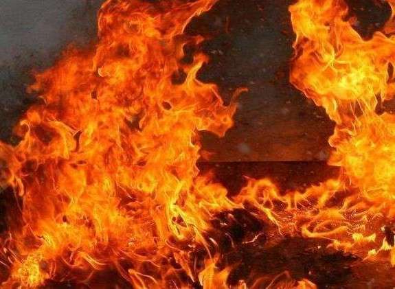 У Мукачеві горіли відразу три поруч розташовані іномарки У Мукачеві горіли відразу три поруч розташовані іномарки