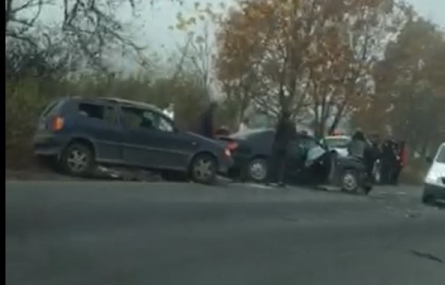 На виїзді з Хуста зіткнулись два автомобілі На виїзді з Хуста зіткнулись два автомобілі