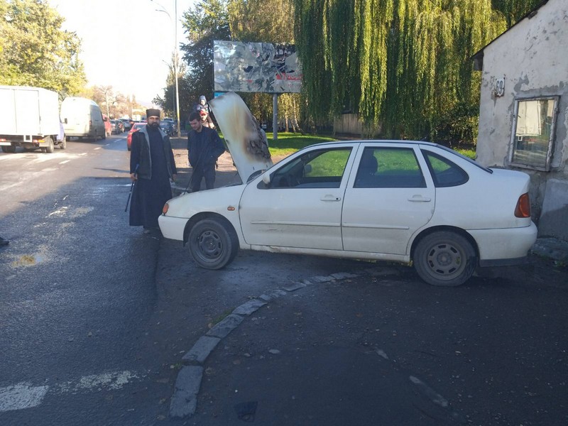 В Ужгороді посеред вулиці загорілась машина священника В Ужгороді посеред вулиці загорілась машина священника