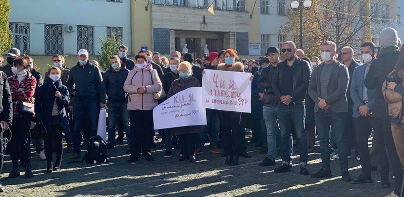 Протест в Ужгороді: містяни вимагали не запроваджувати жорсткий карантин Протест в Ужгороді: містяни вимагали не запроваджувати жорсткий карантин
