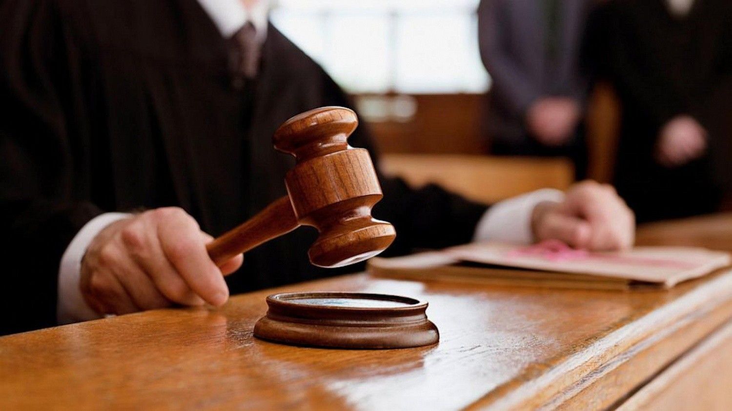 Шестеро працівників поліції постануть перед судом Шестеро працівників поліції постануть перед судом