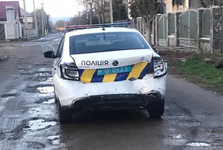 У селі на Мукачівщині чоловік наїхав на поліцейського, у правоохоронця перелом ноги: фото з місця події У селі на Мукачівщині чоловік наїхав на поліцейського, у правоохоронця перелом ноги: фото з місця події