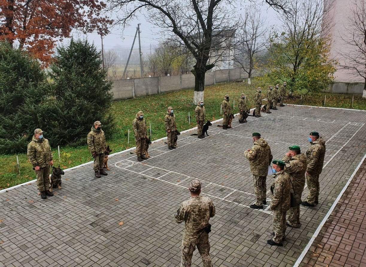 Строковики-кінологи прибули на службу в Чопський прикордонний загін Строковики-кінологи прибули на службу в Чопський прикордонний загін