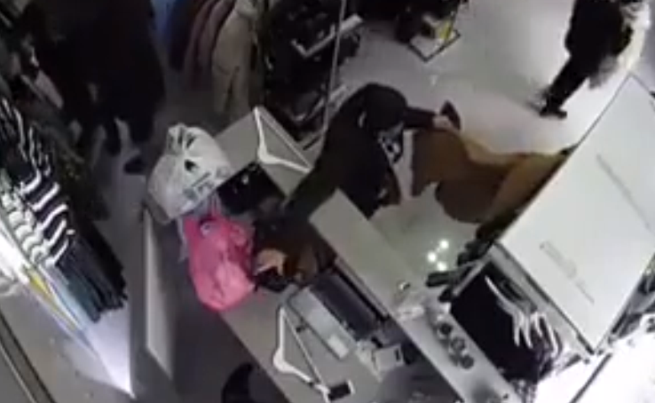Відеокамери зафіксували крадіжку в магазині одягу Гардероб, що у центральній частині Мукачева