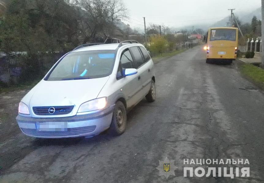Водій збив 9-річного хлопчика, який перебігав дорогу позаду шкільного автобуса Водій збив 9-річного хлопчика, який перебігав дорогу позаду шкільного автобуса