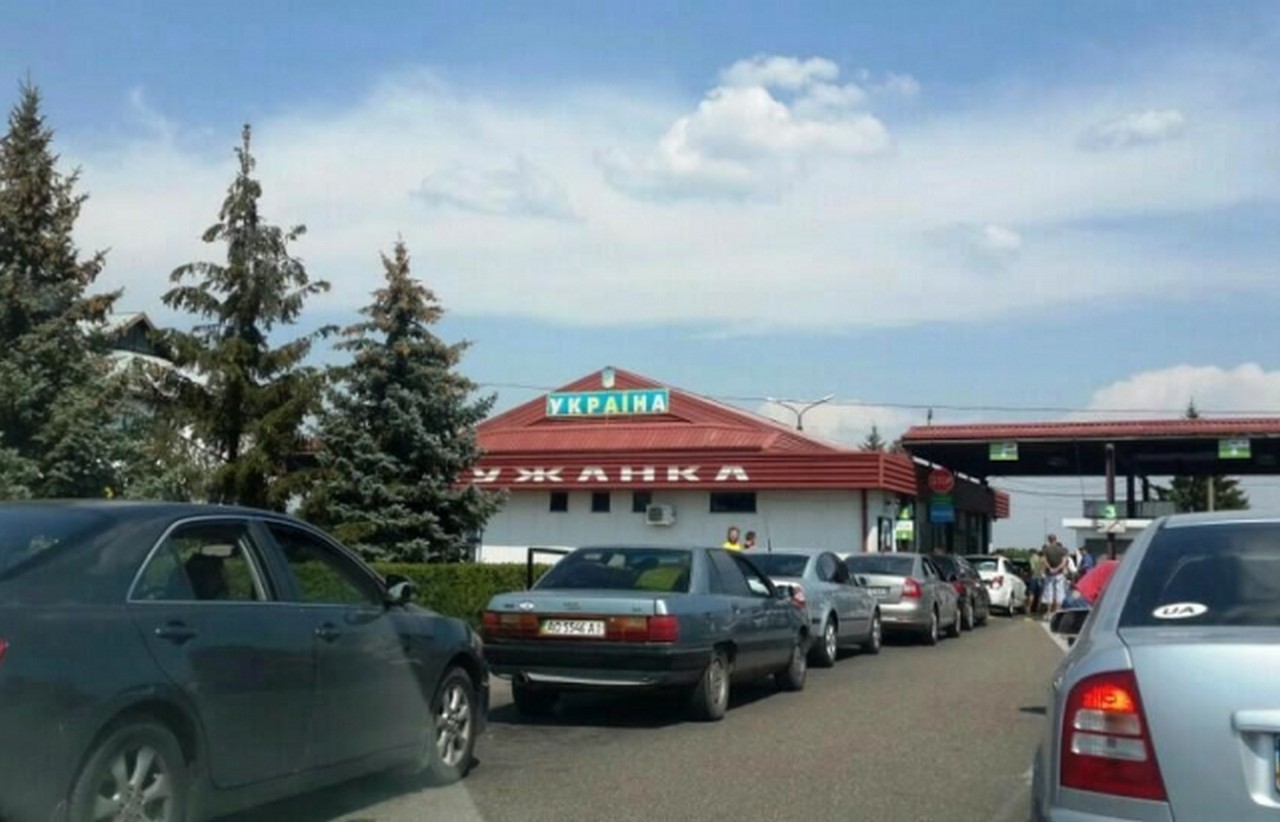 П’яний водій мікроавтобусу викликав обурення людей на КПП "Лужанка" П’яний водій мікроавтобусу викликав обурення людей на КПП Лужанка