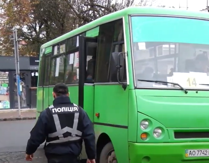 В Ужгороді патрульні перевіряють громадський транспорт на дотримання карантинних вимог В Ужгороді патрульні перевіряють громадський транспорт на дотримання карантинних вимог