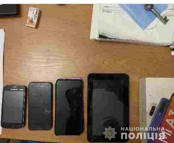 Неповнолітні закарпатці скоїли злочин у торговому центрі Неповнолітні закарпатці скоїли злочин у торговому центрі