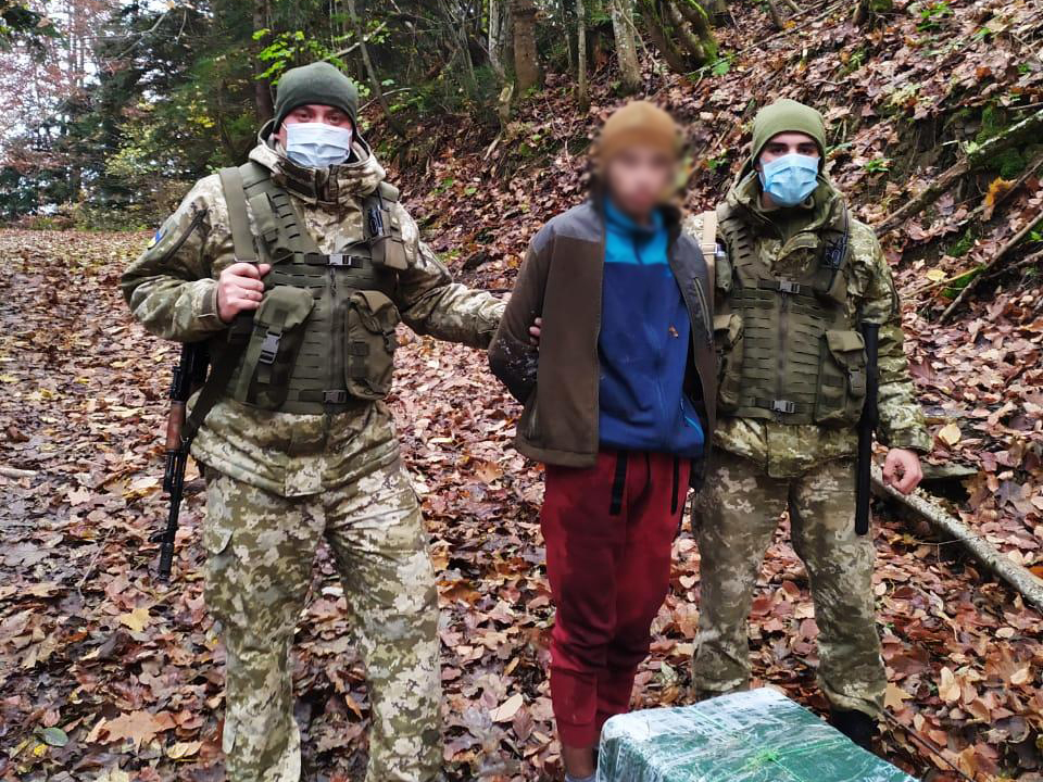 Контрабандисту – арешт, прикордонникам – відпустку: закарпатець попався із пакунками сигарет біля кордону Контрабандисту – арешт, прикордонникам – відпустку: закарпатець попався із пакунками сигарет біля кордону