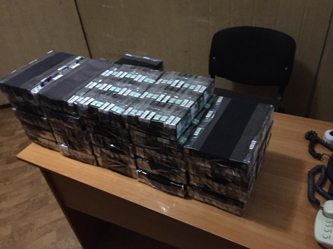 Під вагонами вантажного потягу закарпатські митники виявили приховані сигарети Під вагонами вантажного потягу закарпатські митники виявили приховані сигарети