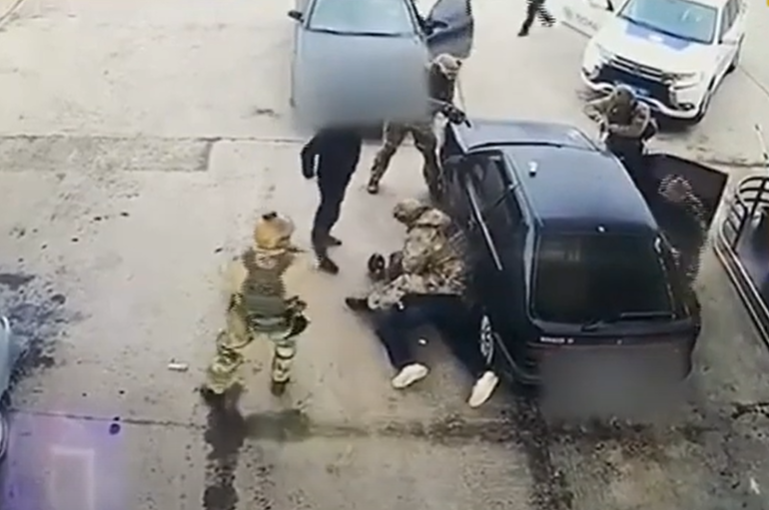 Як на Закарпатті затримували особливо небезпечного злочинця: оприлюднено відео Як на Закарпатті затримували особливо небезпечного злочинця: оприлюднено відео з автозаправки