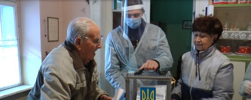 Як в Ужгороді 103-річний чоловік за майбутнього міського голову голосував Як в Ужгороді 103-річний чоловік за майбутнього міського голову голосував