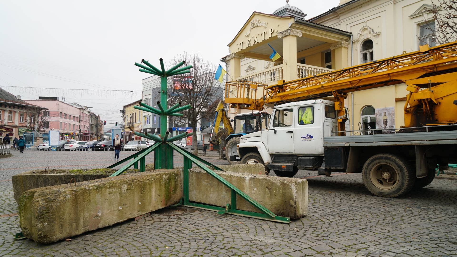 У центрі Мукачева почали встановлювати головну новорічну ялинку міста У центрі Мукачева почали встановлювати головну новорічну ялинку міста