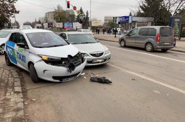 В Ужгороді ДТП за участі таксі В Ужгороді ДТП за участі таксі