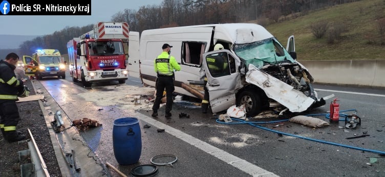 Смертельна ДТП: мікроавтобус із українцями потрапив у аварію в сусідній країні Смертельна ДТП: мікроавтобус Mercedes Sprinter із українцями потрапив у аварію в Словаччині біля Тековське Нємце