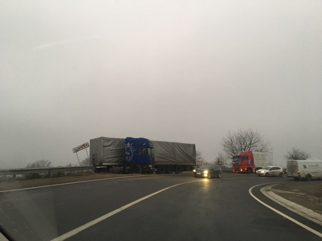 На Мукачівщині вантажівка в’їхала у відбійник На Мукачівщині вантажівка в’їхала у відбійник