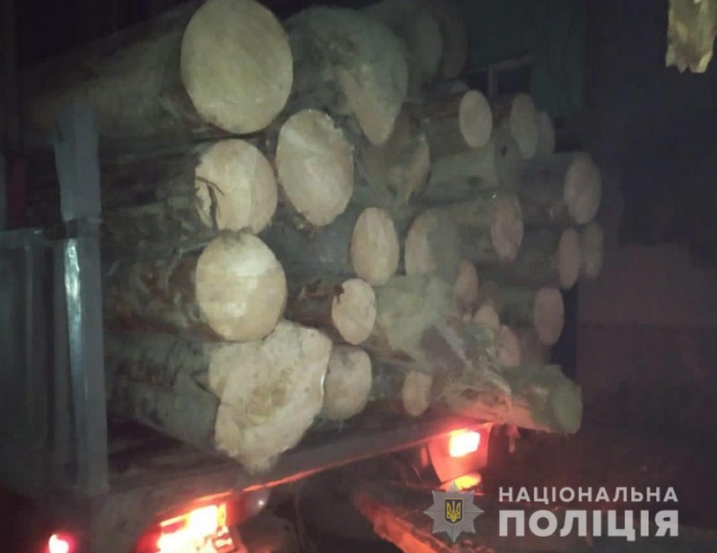 У селі на Рахівщині зупинили «КАМАЗ», вщент заповнений деревиною У селі на Рахівщині зупинили «КАМАЗ», вщент заповнений деревиною