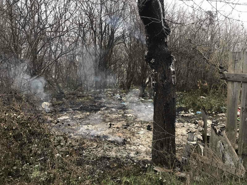 На Закарпатті перехожі виявили обгоріле тіло людини На Закарпатті, у місті Виноградів, перехожі виявили обгоріле тіло людини