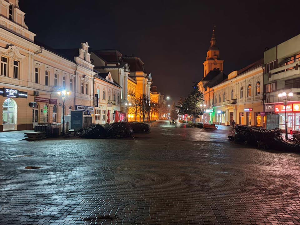Мер одного із міст Закарпаття оголосив, що на центральній площі буде ковзанка Мер одного із міст Закарпаття оголосив, що на центральній площі буде ковзанка