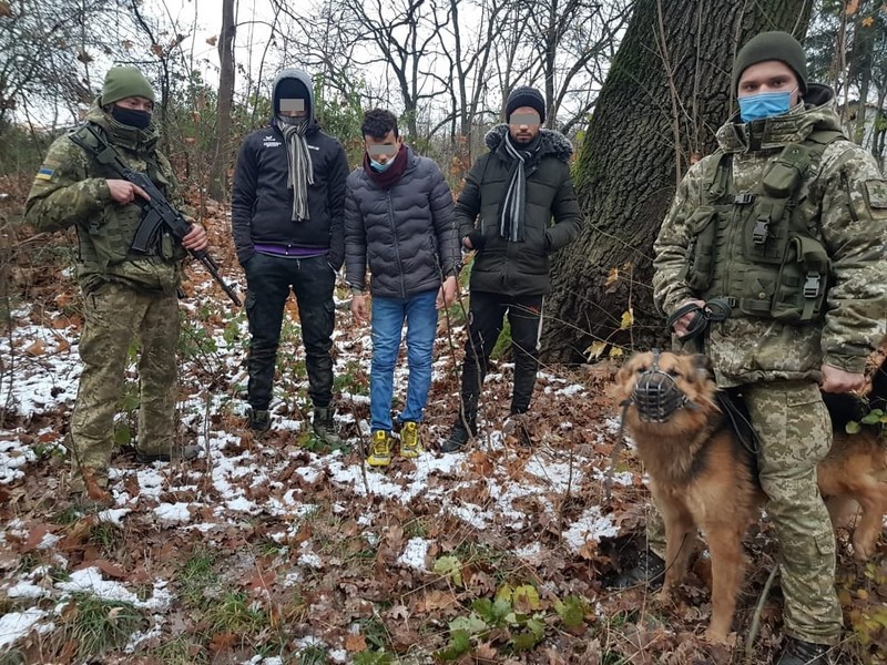 Неподалік Ужгорода прикордонники затримали трійку нелегалів Неподалік Ужгорода прикордонники затримали трійку нелегалів