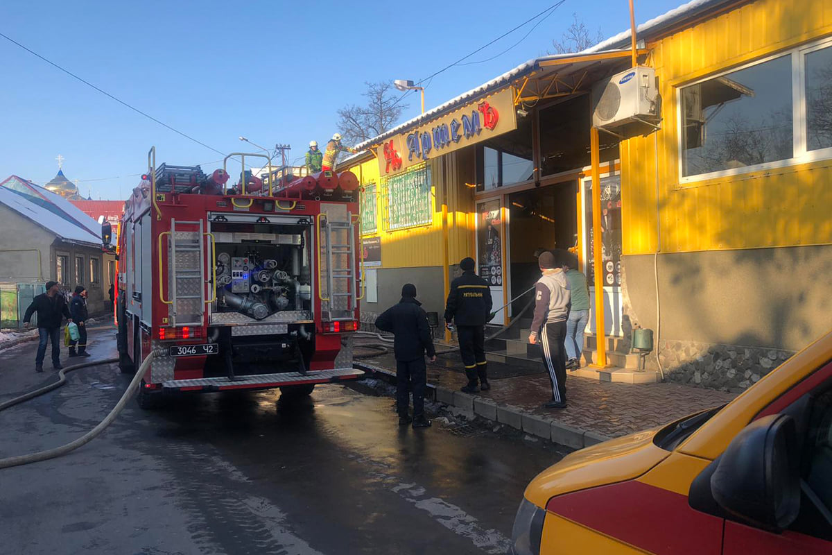 Пожежа у торговому центрі, товар виносили на вулицю: фото з місця події Пожежа у торговому центрі, товар виносили на вулицю: фото з місця події