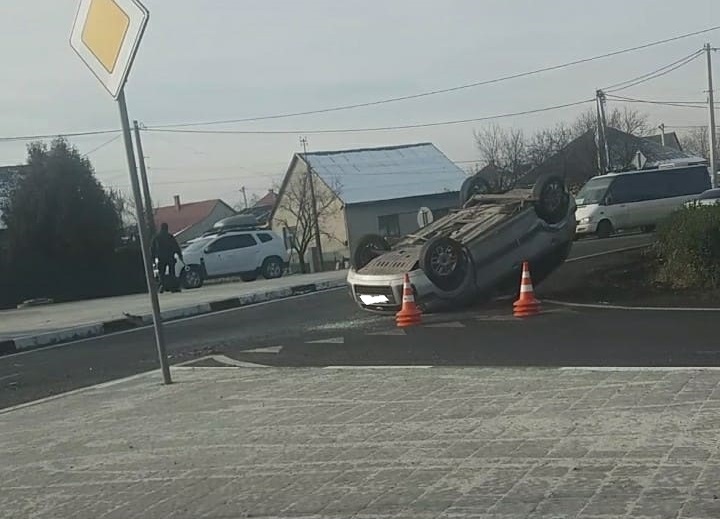 На в’їзді в Ужгород сталась аварія. Одна з машин перекинулась на дах На в’їзді в Ужгород сталась аварія. Одна з машин перекинулась на дах