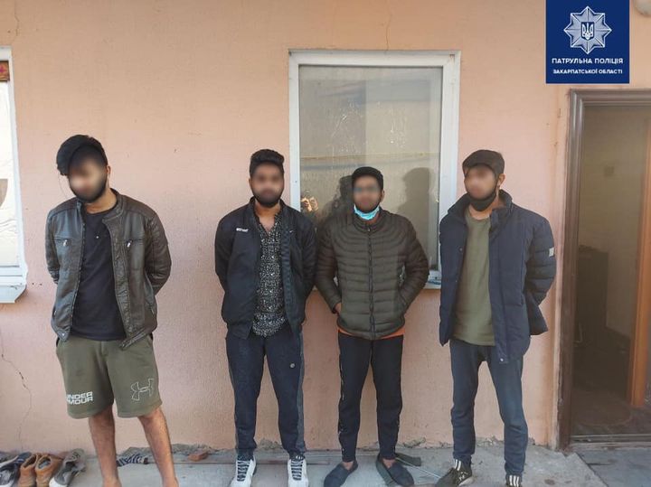 Четверо чоловіків схопили закарпатку на вулиці і затягли в машину Четверо чоловіків схопили закарпатку на вулиці і затягли в машину
