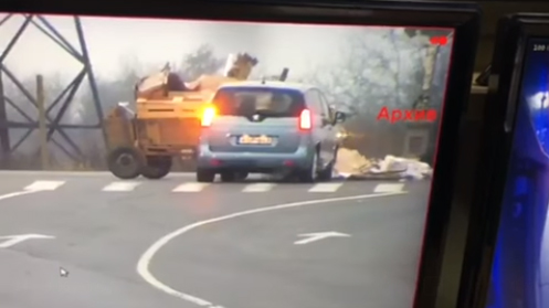 Кінь з возом на перехресті врізався у автомобіль: момент ДТП зняли на відео Кінь з возом на перехресті врізався у автомобіль: момент ДТП зняли на відео