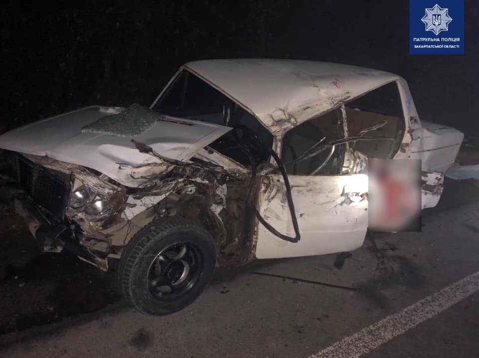 Автомобіль врізався у відбійник: водій та пасажир – у лікарні Автомобіль врізався у відбійник: водій та пасажир – у лікарні