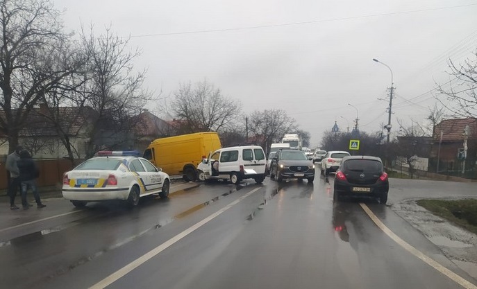 ФОТО: опублікували очевидці ДТП у соцмережах У Ракошині вранці трапилась аварія. Рух трасою Київ-Чоп ускладнено