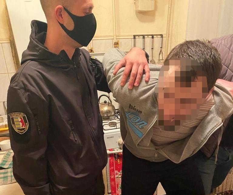 На Закарпатті затримано чоловіка, якого підозрюють в особливо тяжких злочинах На Закарпатті затримано чоловіка, якого підозрюють в особливо тяжких злочинах
