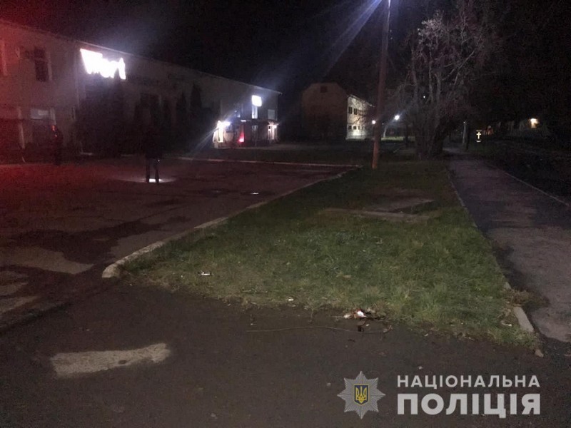 У Берегові поблизу торгового комплексу ножем поранили чоловіка У Берегові поблизу торгового комплексу ножем поранили чоловіка