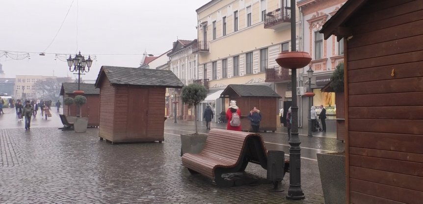 В Ужгороді для ярмарки поставили дерев’яні будиночки В Ужгороді для ярмарки поставили дерев’яні будиночки