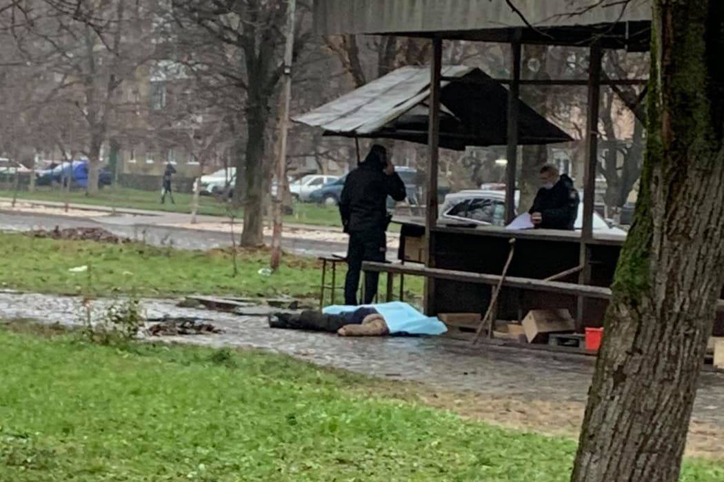 У мікрорайоні Підгоряно у Мукачеві виявили мертву людину У мікрорайоні Підгоряно у Мукачеві виявили мертву людину