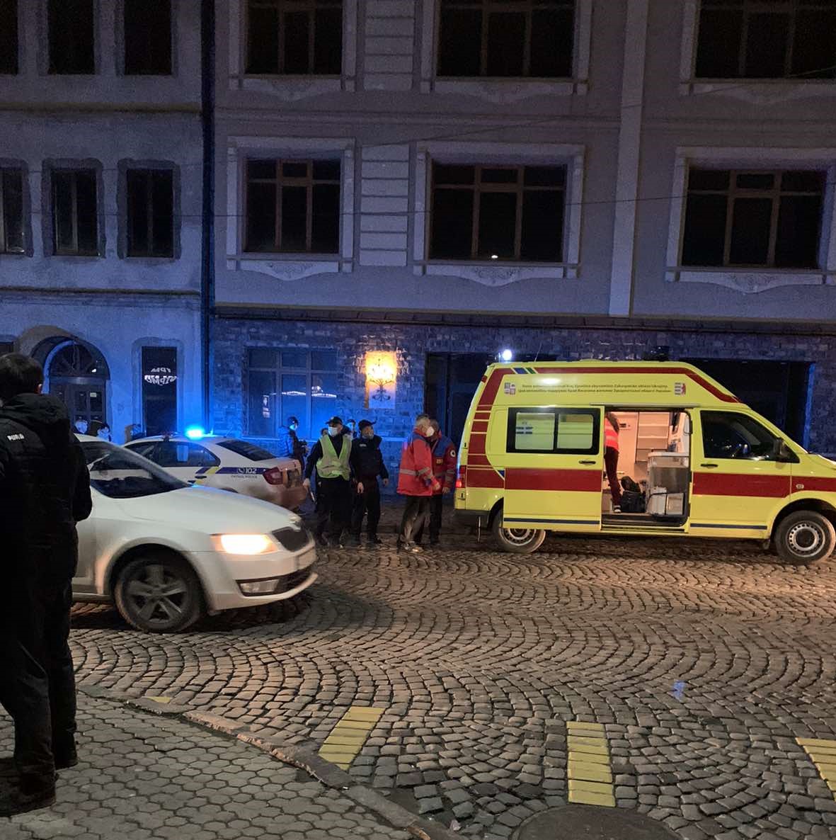 У Мукачеві хлопець намагався зістрибнути з мосту: відео У Мукачеві хлопець намагався зістрибнути з мосту: відео